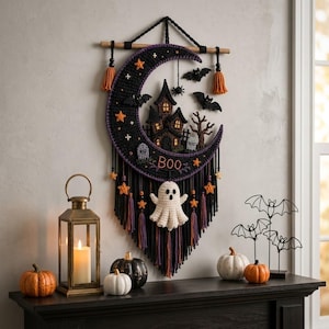 Può includere: Una decorazione da parete a forma di mezzaluna in filato nero, con una casa stregata all'uncinetto, un fantasma bianco, pipistrelli e lapidi. L'oggetto presenta stelle arancioni, frange nere e viola e la scritta BOO ricamata in arancione.