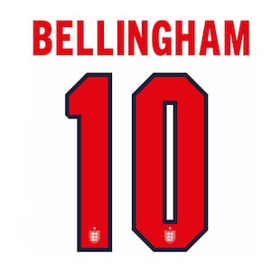 以下が含まれることがあります： 白いスポーツジャージのグラフィックで、太い赤の大文字でBELLINGHAMという名前が数字の10の上に配置されています。数字の10は濃い青の縁取りがある赤色で、下部にはイングランド代表チームの小さな白い紋章があしらわれています。