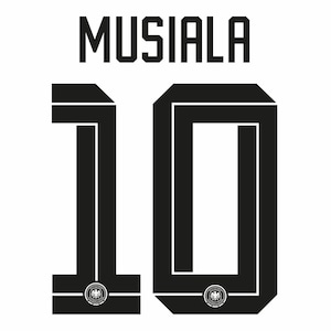 Può includere: Una stampa grafica nera che presenta il nome MUSIALA in un carattere grassetto e squadrato sopra il grande numero 10. Il numero 10 è stilizzato con un effetto geometrico tridimensionale e include un piccolo stemma circolare del calcio tedesco.