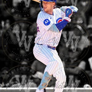 Puede incluir: Un póster deportivo que muestra a un jugador de béisbol con uniforme blanco a rayas, casco azul y guantes de bateo, balanceando un bate de madera. El texto CROW-ARMSTRONG aparece arriba, con una marca de agua VICTORY VAULT superpuesta.