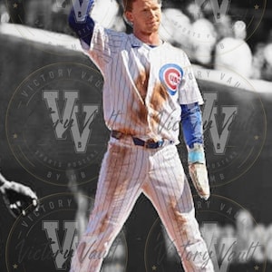 Puede incluir: Un jugador de béisbol con uniforme blanco a rayas, el logotipo azul de los Chicago Cubs en el pecho, mangas azules y casco azul. El uniforme está manchado de tierra. El jugador está de pie en el campo, sosteniendo el casco en alto con una mano.