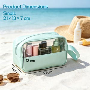 Puede incluir: Un neceser de color verde menta con panel frontal transparente, asa lateral y cierre de cremallera. El neceser contiene varios frascos de cosm&eacute;ticos. El texto indica: Product Dimensions Small: 21 x 13 x 7 cm, con medidas de 21 cm, 13 cm y 7 cm.