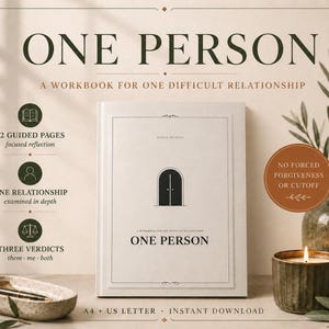 Puede incluir: Un libro de ejercicios titulado ONE PERSON: A WORKBOOK FOR ONE DIFFICULT RELATIONSHIP. La portada es de color blanco roto con un icono de puerta arqueada negra. El texto incluye 32 GUIDED PAGES, ONE RELATIONSHIP, THREE VERDICTS y NO FORCED FORGIVENESS.