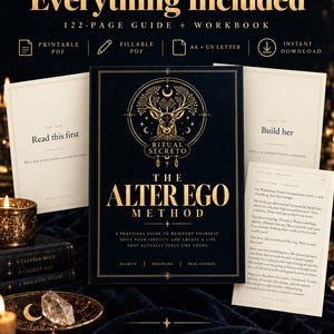 Puede incluir: Una guía y libro de ejercicios de 122 páginas titulado The Alter Ego Method con una cubierta negra que presenta gráficos dorados de un ciervo y elementos celestiales. Incluye archivos PDF imprimibles y rellenables en tamaños A4 y US letter.