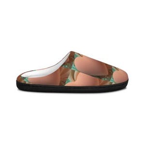 Peut inclure: Une pantoufle à enfiler présentant un motif répétitif de cœurs couleur pêche sur un fond sarcelle et blanc. La chaussure possède une doublure intérieure blanche et une semelle noire unie, offrant une vue latérale claire du design.