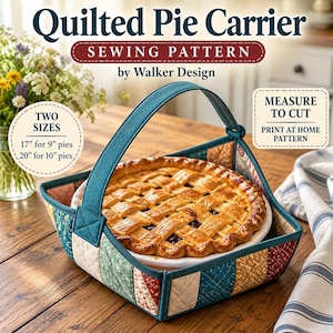Op de afbeelding: Een gewatteerd taartdrager naaipatroon van Walker Design met een blauwgroen handvat en veelkleurige stoffen panelen. De tekst luidt Quilted Pie Carrier Sewing Pattern, Two Sizes 43 cm for 23 cm pies, 51 cm for 25 cm pies, Measure to Cut.
