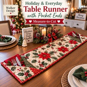 Peut inclure: Un chemin de table matelassé avec un fond crème orné d'un motif de poinsettias rouges et de baies de houx vertes. Le chemin de table possède des poches en tissu rouge à chaque extrémité, contenant chacune une fourchette et un couteau en argent.