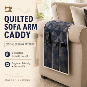 Puede incluir: Un organizador de brazo de sofá acolchado con un patrón geométrico azul y gris, con tres bolsillos que contienen un control remoto, anteojos y un teléfono inteligente. El texto dice QUILTED SOFA ARM CADDY, DIGITAL SEWING PATTERN, Dedicated Remote Pocket, Beginner Friendly, Custom Fit y WALKER DESIGNS.
