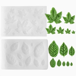 Puede incluir: Dos moldes rectangulares de silicona transl&uacute;cida para manualidades, cada uno con m&uacute;ltiples cavidades en forma de hoja. Junto a los moldes hay varios moldes de hojas verdes de diferentes tama&ntilde;os con venas y bordes dentados.