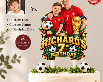 Könnte beinhalten: Ein personalisierter Tortenaufleger mit Fußballmotiv, einem Kind und einem Fußballspieler in roten Trikots, einem goldenen Pokal und Fußbällen. Der Text lautet Richard's 7th Birthday. Der Aufleger steht auf einer weißen Torte.
