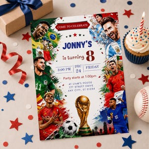 以下が含まれることがあります： サッカー選手、金色のトロフィー、サッカーボールが描かれた長方形の誕生日招待状。テキストは「COME TO CELEBRATE, JONNY'S is turning 8, 3:00 PM DEC 24 FRIDAY, Party starts at 1:00pm, AT LIAM'S HOUSE」と記載されています。