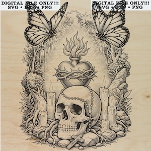 Könnte beinhalten: Eine schwarz-weiße digitale Illustration mit einem zentralen menschlichen Schädel, der mit einem Rosenkranz behangen ist, unter einem flammenden, von Dornen umgebenen Herzen. Zwei Schmetterlinge schweben darüber, umgeben von Kerzen, Steinen und Laub. Der Text lautet DIGITAL FILE ONLY!!! SVG • DXF • PNG.