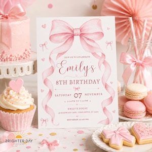 Peut inclure: Une carte d'invitation d'anniversaire rectangulaire ornée d'un grand nœud rose à l'aquarelle avec des rubans tombants. Le texte indique : Join us to celebrate Emily's 8th Birthday, Saturday 07 November, 3:00pm to 7:00pm, Emily's House, 48 Rosewood Lane, Charleston, SC 29403, RSVP Sarah 123 456 7890.
