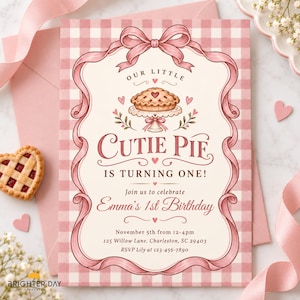 Puede incluir: Una tarjeta de invitación de cumpleaños rectangular con un borde de cuadros rosas y blancos, con una ilustración central de un pastel en un soporte. El texto dice: Our Little Cutie Pie Is Turning One! Join us to celebrate Emma's 1st Birthday, November 5th.