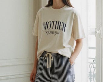 Camiseta Madre del Año / Camiseta con tipografía para el Día de la Madre / Regalo atemporal para mamá / Camiseta de lujo discreto / Top casual chic / Regalo para mamá