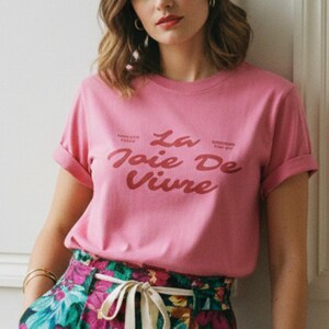 Camiseta con la frase "La Joie De Vivre" / Camiseta con la frase en francés / Camiseta con letras rojas estilo chica francesa / Estilo retro parisino / Camiseta con estampado "Elige la alegría" Watermelon