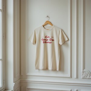 Camiseta con la frase "La Joie De Vivre" / Camiseta con la frase en francés / Camiseta con letras rojas estilo chica francesa / Estilo retro parisino / Camiseta con estampado "Elige la alegría" imagen 5