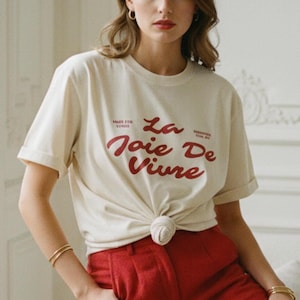 Camiseta con la frase "La Joie De Vivre" / Camiseta con la frase en francés / Camiseta con letras rojas estilo chica francesa / Estilo retro parisino / Camiseta con estampado "Elige la alegría" Ivory
