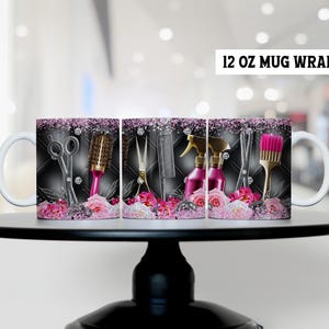 Puede incluir: Cuatro tazas de cerámica blanca de 12 oz con un diseño en blanco y negro que presenta herramientas de peluquería y flores rosas. Las tazas están dispuestas en una fila sobre un soporte para pasteles blanco.