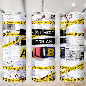 Op de afbeelding: Een witte tumbler met een krantenprintontwerp en gele politielijnband die "NIET OVERSTEKEN" en "POLITIE LIJN" zegt. De tumbler heeft ook rode bloedspatten en de tekst "GEWOON HIER VOOR EEN ALIBI" in zwarte, blauwe en rode letters.