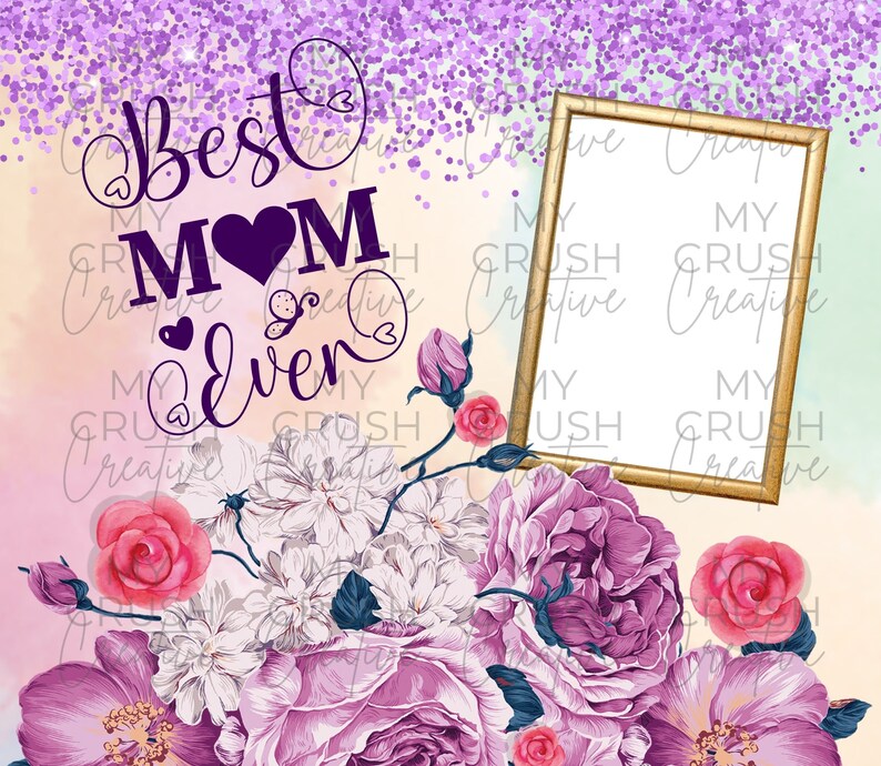 Pu&ograve; includere: Un design digitale stampabile con un bouquet di fiori, una cornice dorata e il testo "Best Mom Ever" con un cuore viola.
