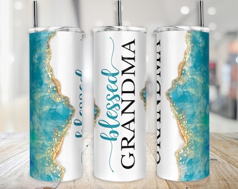 Può includere: Un bicchiere bianco con un design in agata verde acqua e oro e il testo "blessed grandma" in lettere nere e verde acqua.