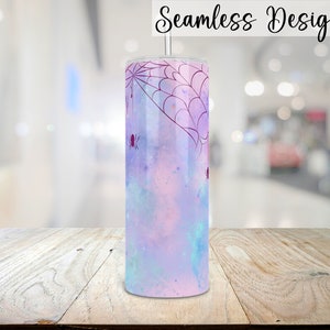 Op de afbeelding: Een paars-blauwe ombre tumbler met een spinnenweb- en spinnenontwerp. De tekst "Seamless Design!" staat bovenaan de afbeelding.