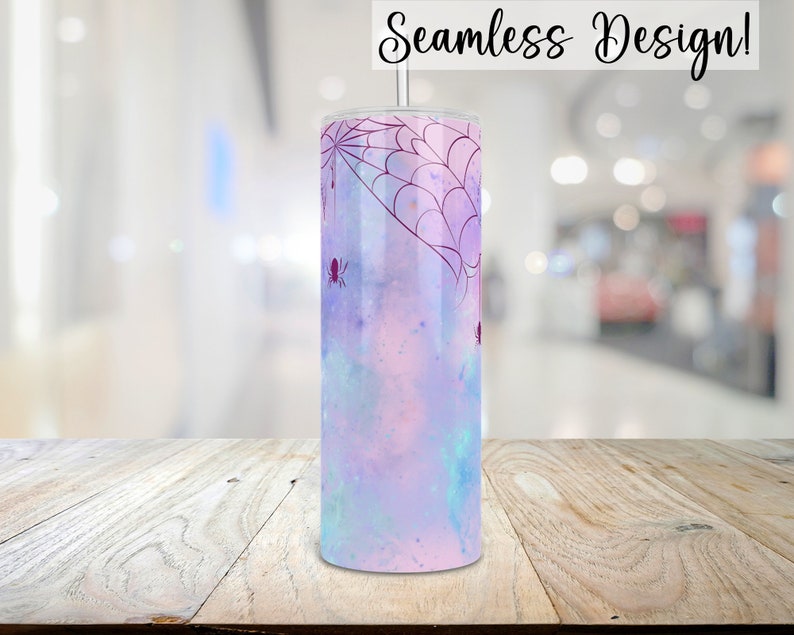 Op de afbeelding: Een paars-blauwe ombre tumbler met een spinnenweb- en spinnenontwerp. De tekst "Seamless Design!" staat bovenaan de afbeelding.