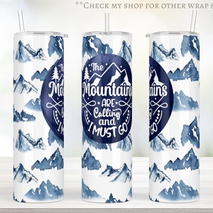 Pode incluir: Um design de envoltório para copo de 30 onças com uma cena de montanha em aquarela com o texto "The Mountains Are Calling and I Must Go".