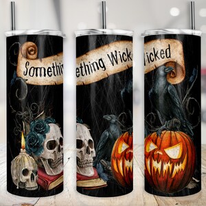 Può includere: Tre bicchieri a tema Halloween in bianco e nero con sfondo nero. I bicchieri presentano un teschio, un corvo e una zucca con il testo "Something Wicked" sul bicchiere centrale.