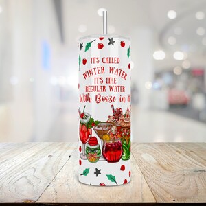 Puede incluir: Un vaso blanco con un dise&ntilde;o navide&ntilde;o rojo y verde. Dice "It's called winter water. It's like regular water with booze in it".