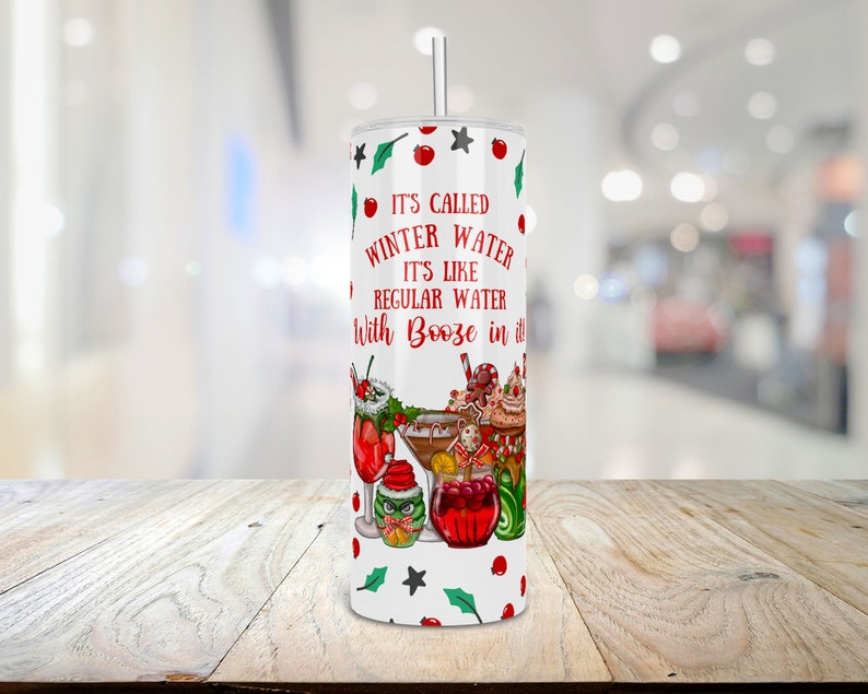 Puede incluir: Un vaso blanco con un dise&ntilde;o navide&ntilde;o rojo y verde. Dice "It's called winter water. It's like regular water with booze in it".