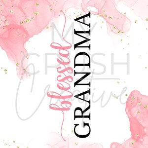 Puede incluir: Fondo de acuarela rosa y blanco con purpurina dorada. El texto "Blessed Grandma" est&aacute; escrito en negro y rosa.