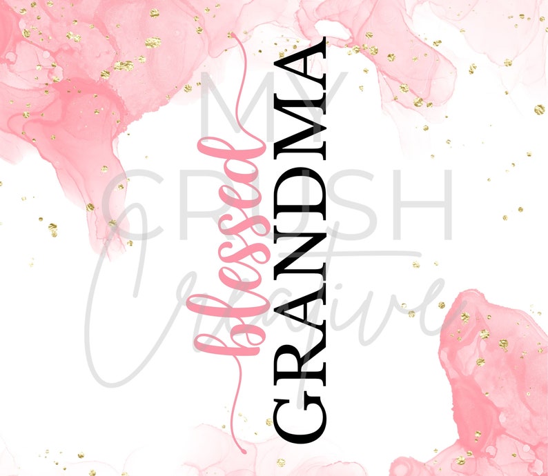Puede incluir: Fondo de acuarela rosa y blanco con purpurina dorada. El texto "Blessed Grandma" est&aacute; escrito en negro y rosa.