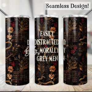 Pode incluir: Um copo de aço inoxidável com um design floral preto e dourado e o texto "Easily Distracted by Morally Grey Men".