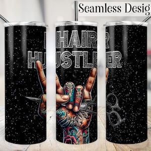 Pode incluir: Um copo preto e branco com um fundo de noite estrelada. O copo apresenta uma mão com uma tatuagem segurando um par de tesouras. O texto "Hair Hustler" está escrito em uma fonte prateada.