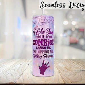 Op de afbeelding: Een roze en paarse tumbler met een spinnenwebontwerp en de tekst "I Like You >>>but if<<< ZOMBIES chase us I'M TRIPPING YOU. Nothing Personal"