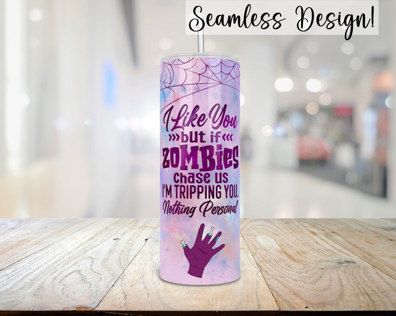 Op de afbeelding: Een roze en paarse tumbler met een spinnenwebontwerp en de tekst "I Like You >>>but if<<< ZOMBIES chase us I'M TRIPPING YOU. Nothing Personal"