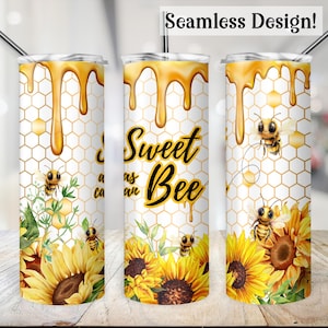Puede incluir: Un vaso blanco con un patrón de panal y un diseño de miel que gotea. El vaso presenta un diseño de abeja y girasol con el texto "Sweet as can Bee".
