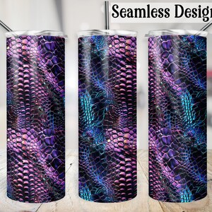 Pode incluir: Um conjunto de três copos de aço inoxidável com um design sem costuras que apresenta um padrão de pele de réptil iridescente roxo e azul. Os copos são perfeitos para manter as bebidas frias ou quentes.