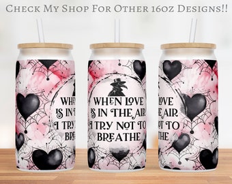 Può includere: Un bicchiere bianco da 473 ml con un design ad acquerello nero e rosa con cuori, ragnatele e un medico della peste. Il testo sul bicchiere recita "When love is in the air I try not to breathe".