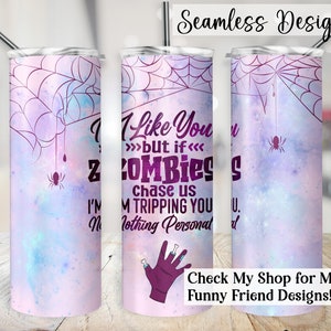 Op de afbeelding: Een roze en paarse tumbler met een spinnenwebontwerp en de tekst "I Like You But If Zombies Chase Us I'm Tripping You. Nothing Personal" en een hand met een bot dat eruit steekt. De tumbler is te koop in een winkel die grappige vriendendesigns verkoopt.