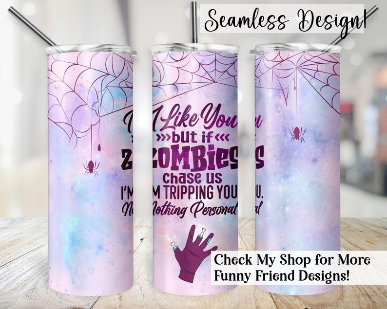 Op de afbeelding: Een roze en paarse tumbler met een spinnenwebontwerp en de tekst "I Like You But If Zombies Chase Us I'm Tripping You. Nothing Personal" en een hand met een bot dat eruit steekt. De tumbler is te koop in een winkel die grappige vriendendesigns verkoopt.