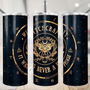 Puede incluir: Un vaso negro y dorado con un gráfico de una polilla y el texto "Witchcraft It Was Never A Phase". El vaso está decorado con símbolos del zodíaco.
