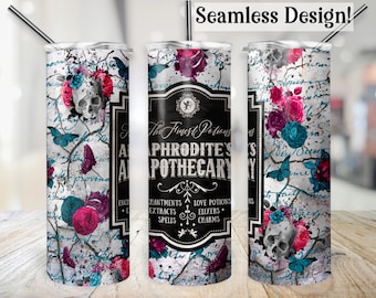 Può includere: Un bicchiere bianco con un design in bianco e nero con un teschio, rose, farfalle e il testo "The Finest Potions Aphrodite's Apothecary" con un elenco di ingredienti per pozioni.