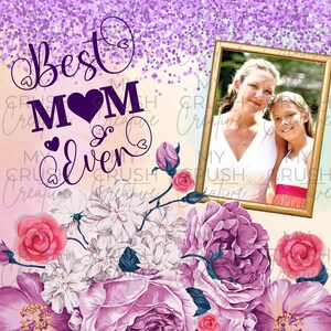 Pu&ograve; includere: Un arrangiamento floreale viola e rosa con una foto di una madre e sua figlia in una cornice dorata. Il testo "Best Mom Ever" &egrave; scritto in viola e nero con un cuore viola.