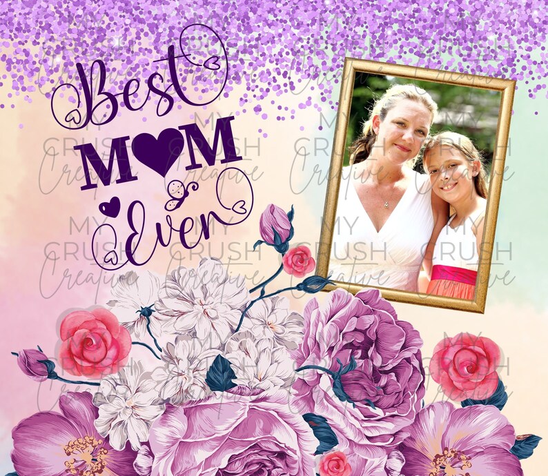 Pu&ograve; includere: Un arrangiamento floreale viola e rosa con una foto di una madre e sua figlia in una cornice dorata. Il testo "Best Mom Ever" &egrave; scritto in viola e nero con un cuore viola.
