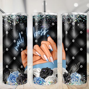 Pode incluir: Um copo preto e branco com um design acolchoado e strass. O copo apresenta uma mão com unhas manicuradas e as palavras "nail boss". O copo é decorado com rosas azuis e pretas.