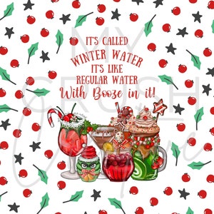 Puede incluir: Un fondo blanco con un patr&oacute;n navide&ntilde;o rojo y verde de hojas de acebo y bayas. El texto "It's called winter water. It's like regular water with booze in it!" est&aacute; escrito en negro. Hay cinco c&oacute;cteles navide&ntilde;os diferentes en el centro de la imagen.