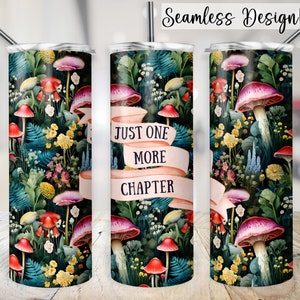 Op de afbeelding: Een roestvrijstalen tumbler met een kleurrijk ontwerp met paddenstoelen, bloemen en groen. De tumbler heeft een roze lint met de tekst "Just One More Chapter".